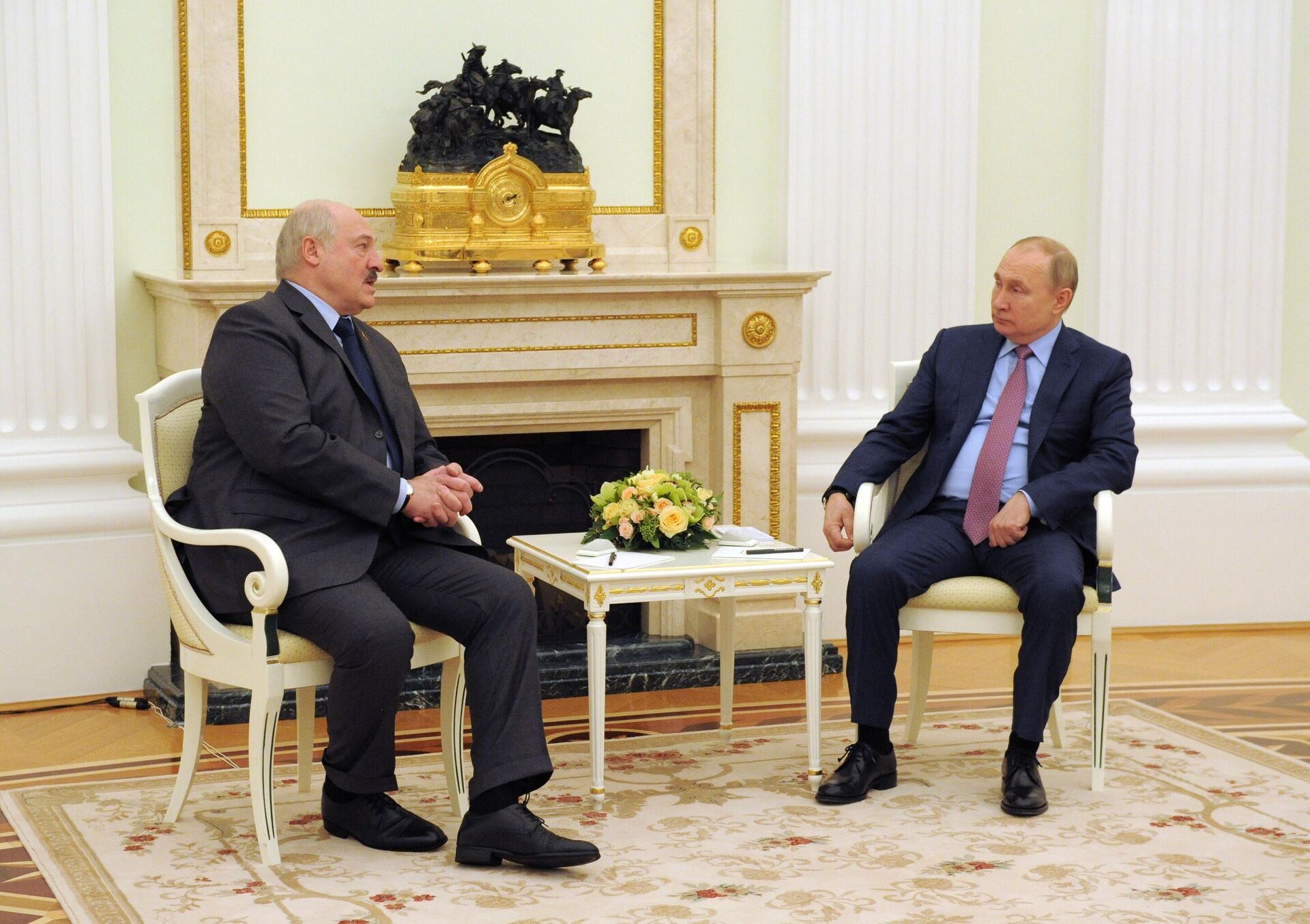 Президент РФ Владимир Путин и президент Белоруссии Александр Лукашенко (слева) во время встречи в Кремле - Sputnik Azərbaycan, 1920, 24.05.2024