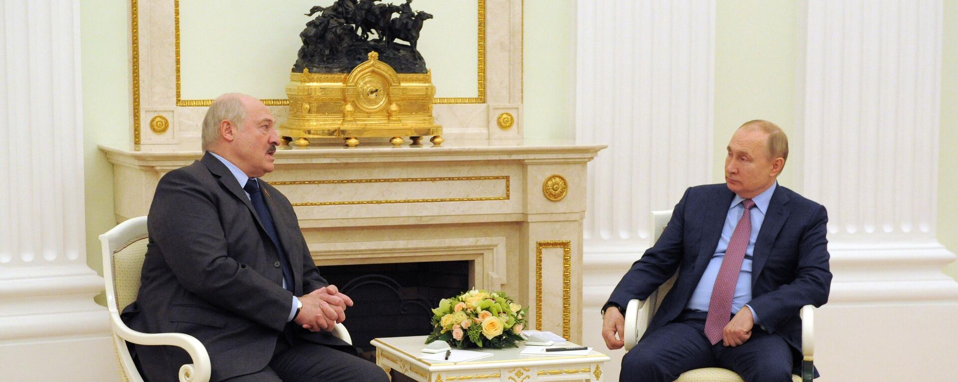 Президент РФ Владимир Путин и президент Белоруссии Александр Лукашенко (слева) во время встречи в Кремле - Sputnik Azərbaycan, 1920, 11.03.2022