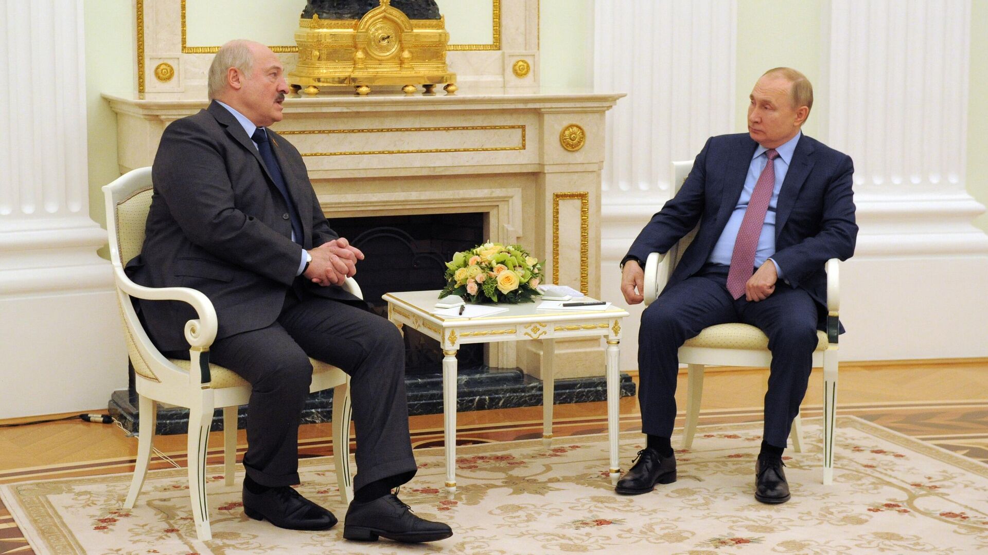 Rusiya prezidenti Vladimir Putin və Belarus prezidenti Aleksandr Lukaşenko (solda) Kremldə görüş zamanı - Sputnik Azərbaycan, 1920, 17.02.2023