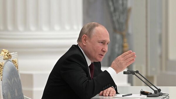 Rusiya Prezidenti Vladimir Putin RF Təhlükəsizlik Şurasının iclasında - Sputnik Azərbaycan