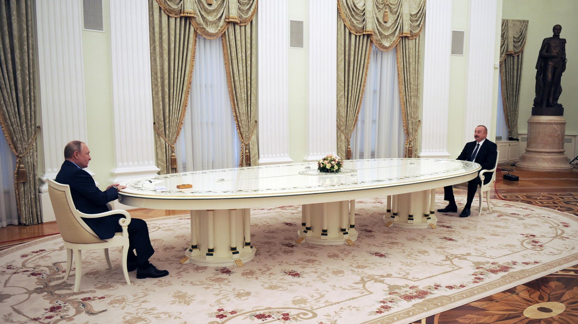  Президент РФ Владимир Путин и президент Азербайджана Ильхам Алиев (справа) во время встречи в Кремле - Sputnik Азербайджан, 1920, 22.02.2022