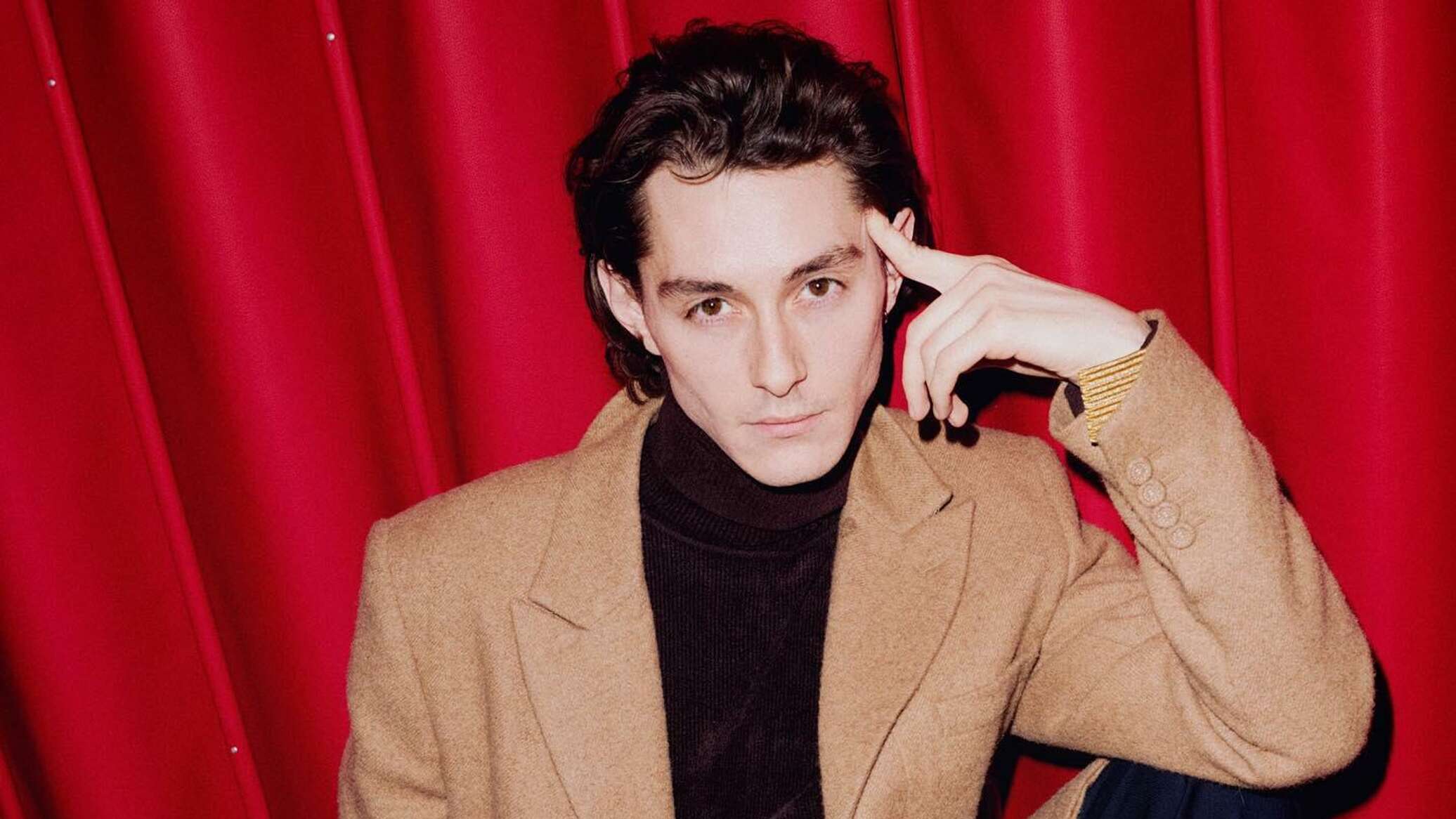 Как поклонницы помогают Анару Халилову, застрявшему в Турции – фото ...