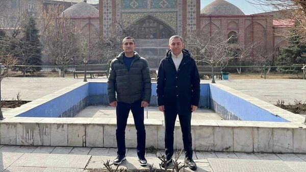 Azərbaycanlı deputatlar Yerevanda Göy məscidin qarşısında - Sputnik Azərbaycan