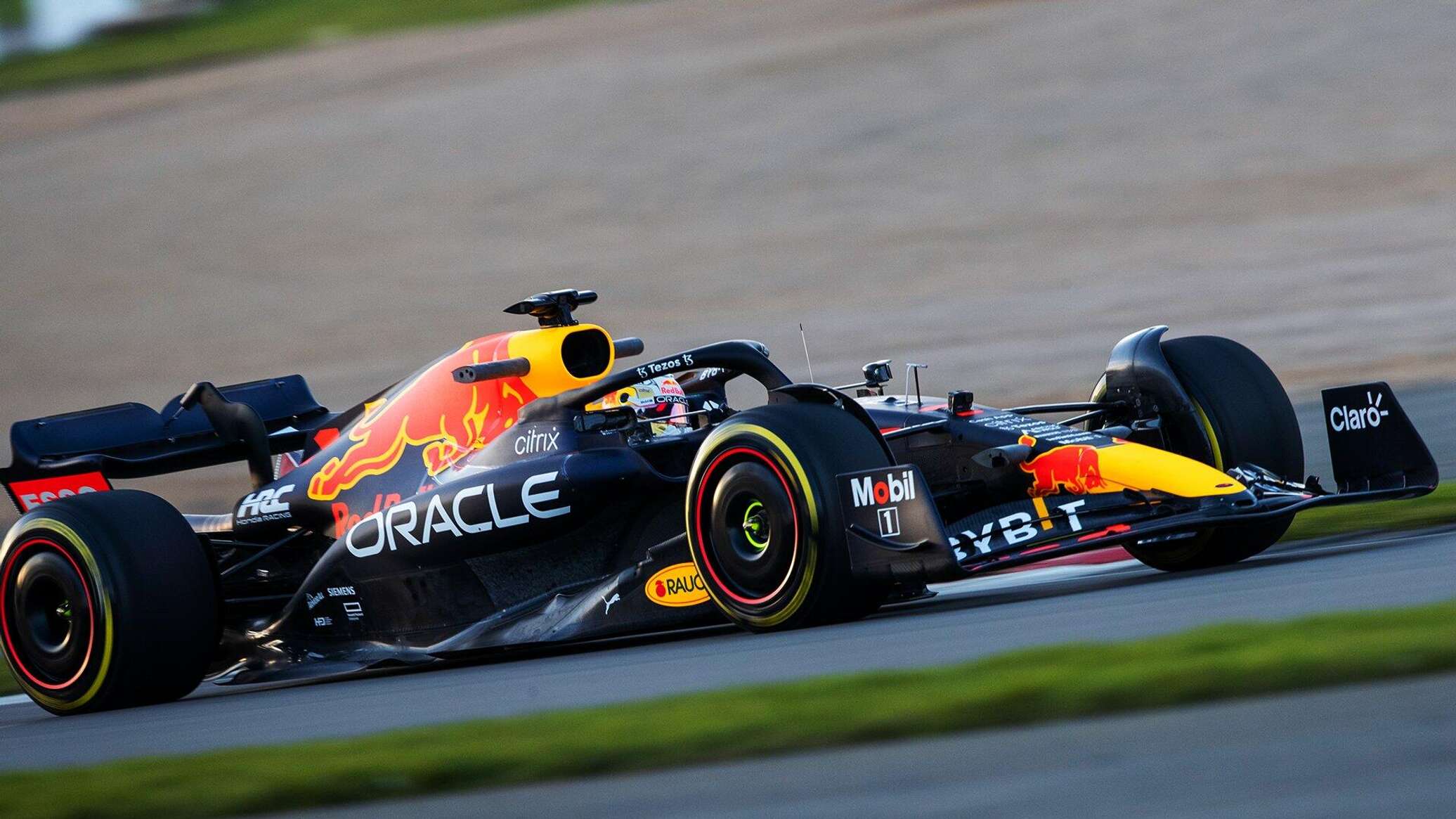 Формула 1: Red Bull таки выкатил радикально новый RB18 - видео -  23.02.2022, Sputnik Азербайджан