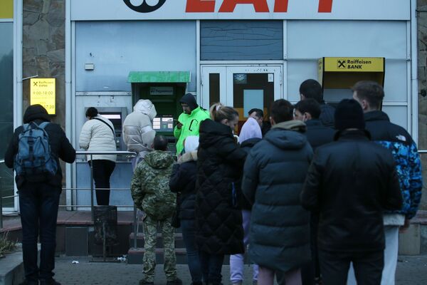 Люди стоят в очереди для того чтобы снять денежные средства в банкоматах. - Sputnik Азербайджан