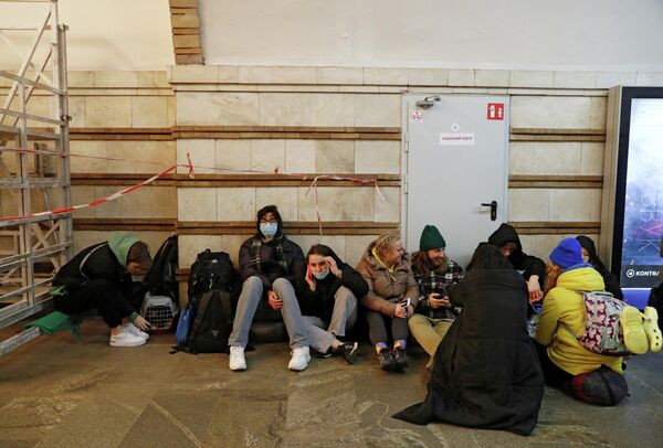 Люди укрываются на станции метро в Киеве. - Sputnik Азербайджан