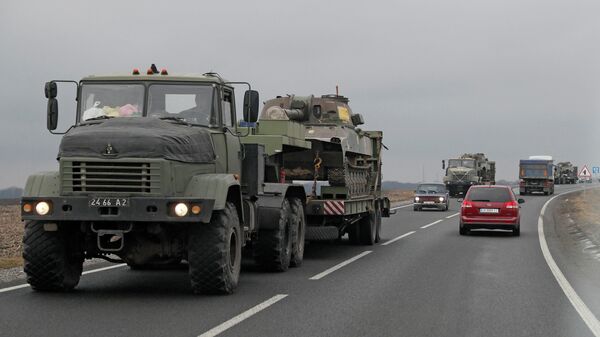 Грузовики ВСУ перевозят бронетехнику в Киевской области - Sputnik Азербайджан