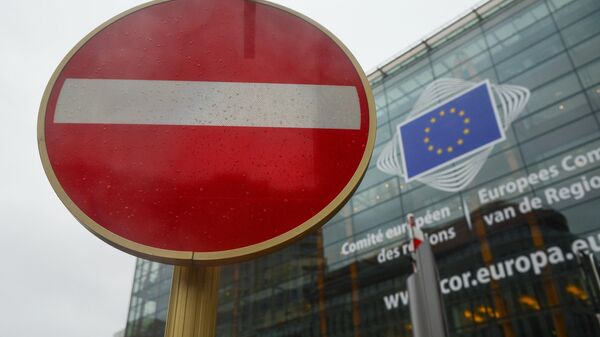 Логотип Евросоюза на здании штаб-квартиры Европейского парламента в Брюсселе - Sputnik Азербайджан