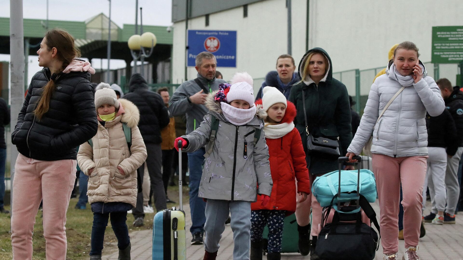Люди на пограничном переходе между Польшей и Украиной, 25 февраля 2022 года
 - Sputnik Азербайджан, 1920, 26.02.2022