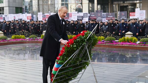 Президент Азербайджана Ильхам Алиев и первая леди Мехрибан на всенародном шествии в связи с 30-й годовщиной Ходжалинского геноцида - Sputnik Азербайджан