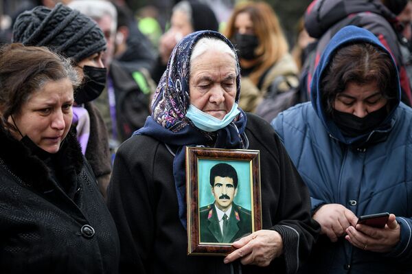 В день годовщины трагедии люди приходят к мемориалу жертвам ходжалинской резни почтить память погибших. - Sputnik Азербайджан