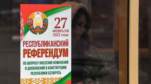 Belarusda referendum barədə banner - Sputnik Azərbaycan