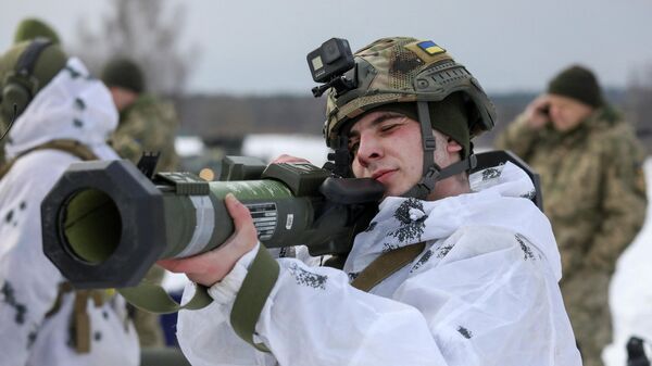 Украинские военнослужащие с американским боеприпасом M141 Bunker Defeat Munition - Sputnik Азербайджан