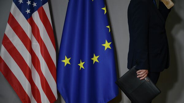 Флаги США и Европейского совета в Брюсселе - Sputnik Азербайджан