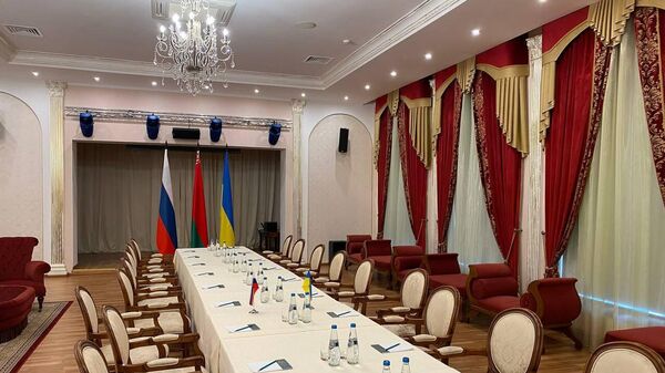 Стол переговоров, за которым в ближайшее время встретятся делегации России и Украины - Sputnik Азербайджан