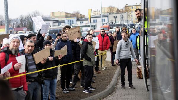 Люди на пограничном переходе между Польшей и Украиной, 25 февраля 2022 года - Sputnik Азербайджан