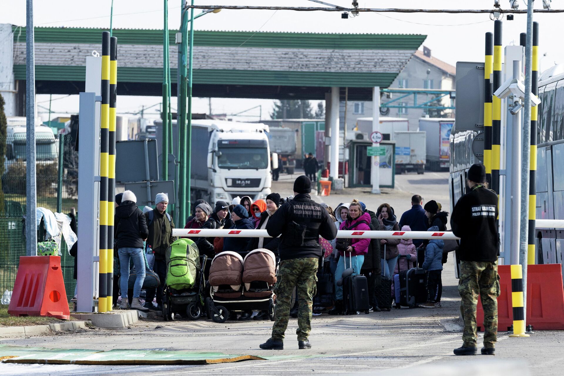 Люди на пограничном переходе между Польшей и Украиной, 25 февраля 2022 года - Sputnik Azərbaycan, 1920, 04.03.2022