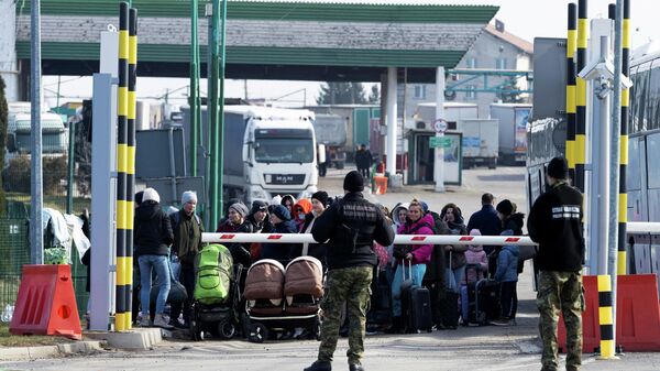 Люди на пограничном переходе между Польшей и Украиной, 25 февраля 2022 года - Sputnik Azərbaycan