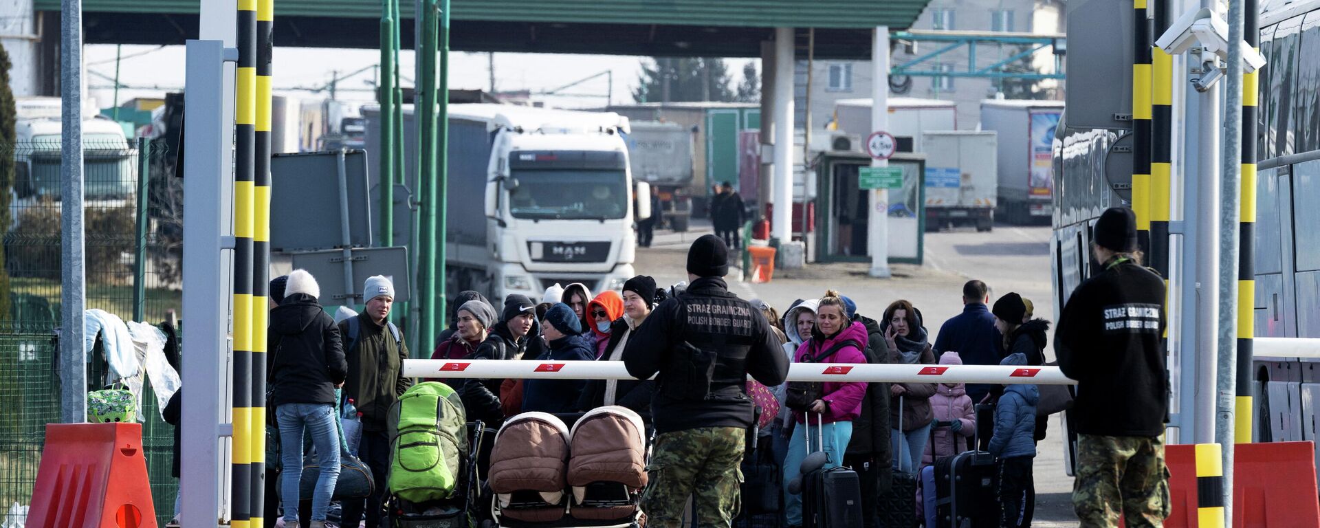 Люди на пограничном переходе между Польшей и Украиной, 25 февраля 2022 года - Sputnik Азербайджан, 1920, 28.02.2022