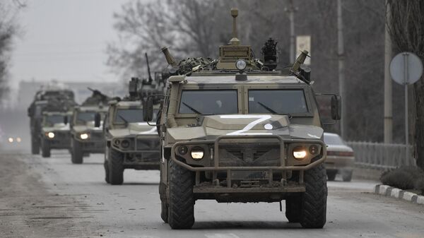 Колонна российской военной техники на шоссе в районе границы с Украиной. - Sputnik Азербайджан