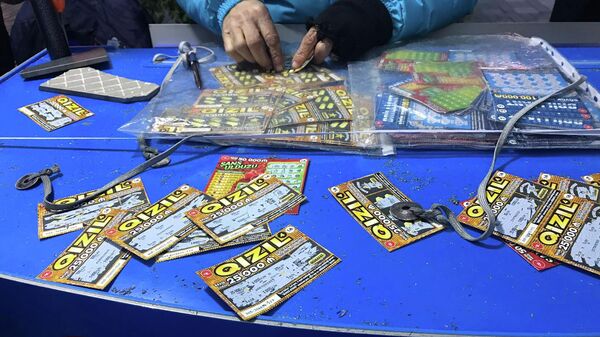 Лотки с лотерейными билетами перед станциями метро в Баку  - Sputnik Азербайджан