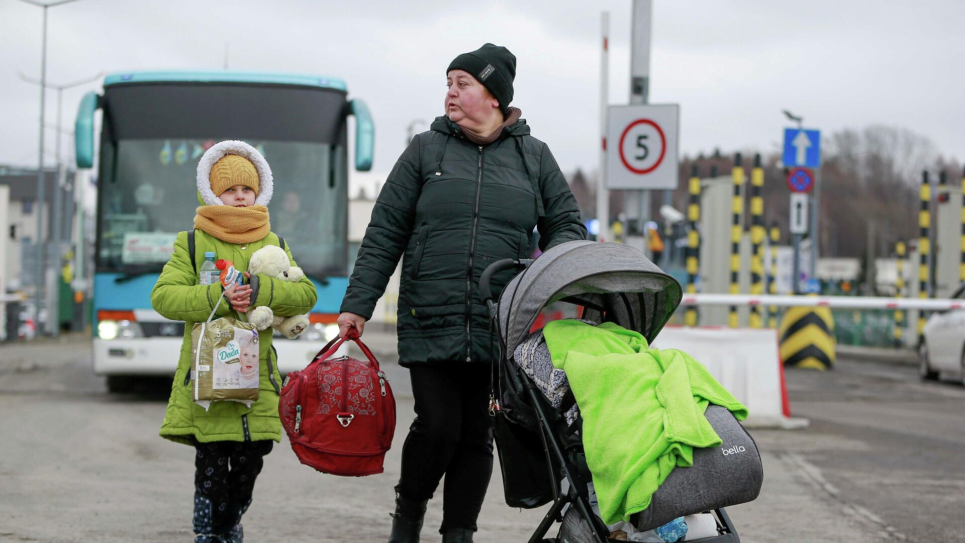 Люди на пограничном переходе между Польшей и Украиной, 25 февраля 2022 года - Sputnik Азербайджан, 1920, 03.03.2022
