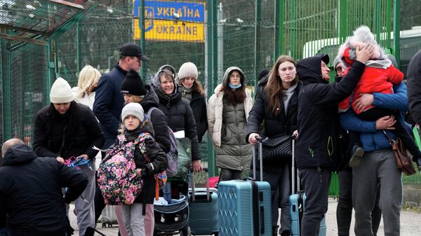 Люди на пограничном переходе между Польшей и Украиной, 25 февраля 2022 года - Sputnik Азербайджан