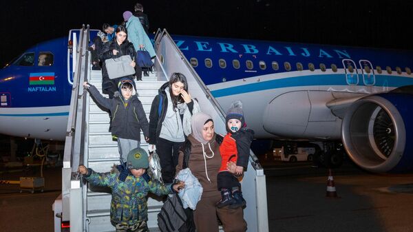 Эвакуированные из Украины азербайджанцы - Sputnik Азербайджан