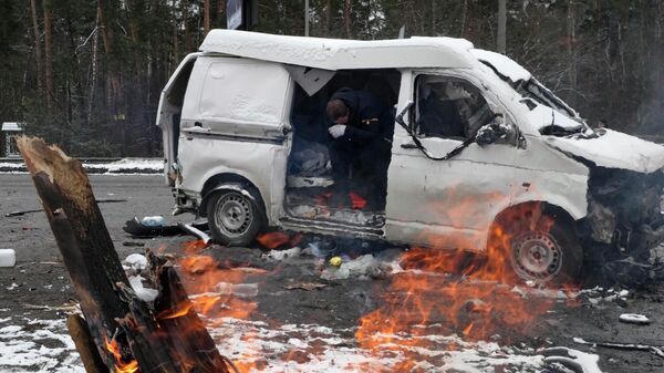 Мужчина в поврежденном автомобиле на Украине - Sputnik Azərbaycan