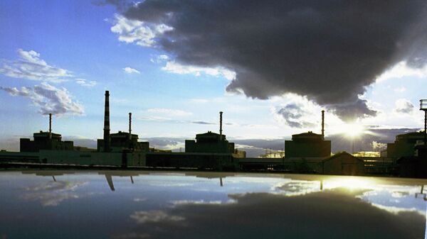 Вид на Запорожскую атомную электростанцию вечером. - Sputnik Азербайджан
