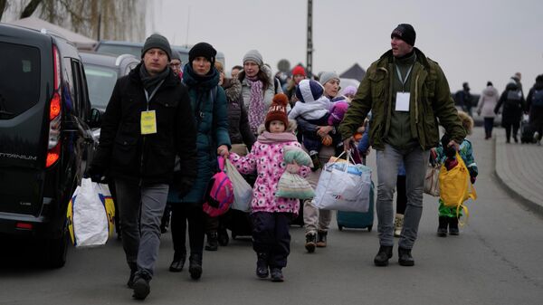 Люди, бегущие из Украины, покидают погранпереход в Медыке, Польша - Sputnik Азербайджан