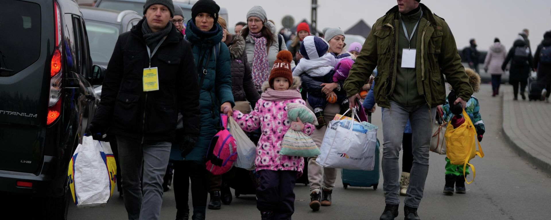 Люди, бегущие из Украины, покидают погранпереход в Медыке, Польша - Sputnik Азербайджан, 1920, 05.03.2022