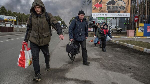 Люди покидают город Буча, недалеко от Киева, Украина - Sputnik Азербайджан