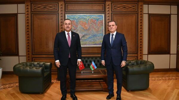 Встреча министров иностранных дел Азербайджана и Турции - Джейхуна Байрамова и Мевлюта Чавушоглу в формате один на один - Sputnik Azərbaycan