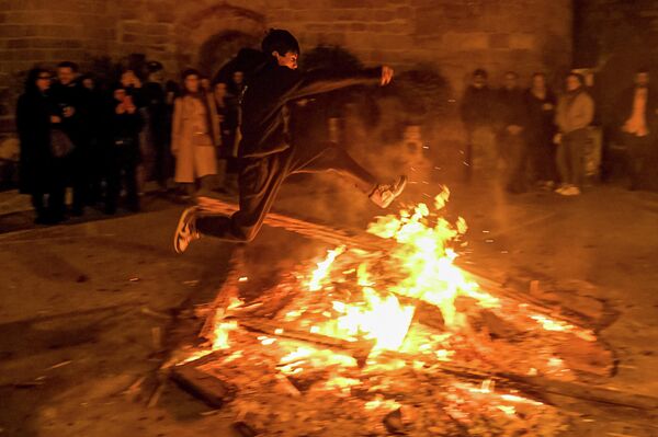 Одна из любимых традиций по вторникам - костры, которые разжигают во дворах, и следует трижды перепрыгнуть через них, чтобы, по поверьям, оставить в старом году все невзгоды и горести. - Sputnik Азербайджан
