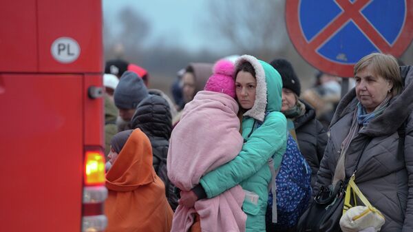 Люди на пограничном переходе между Польшей и Украиной, - Sputnik Азербайджан