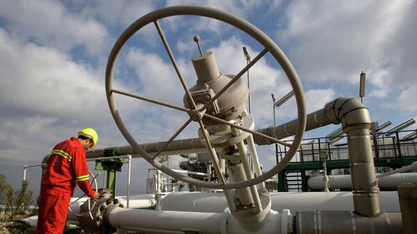 Рабочий проверяет клапаны на терминале сжиженного природного газа - Sputnik Азербайджан