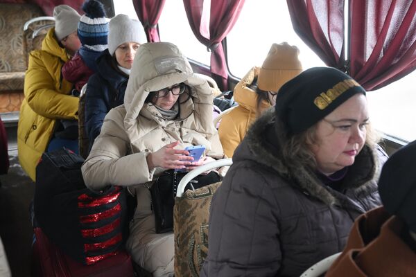 Qadınlar uşaqları ilə birgə Qorlovkadan Rusiya ərazisinə təxliyə zamanı avtobusda oturublar. - Sputnik Azərbaycan