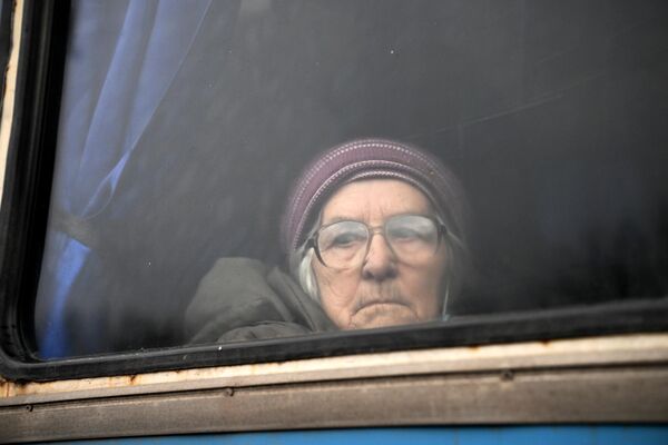Женщина в окне автобуса во время эвакуации из Горловки на территорию России.  - Sputnik Азербайджан