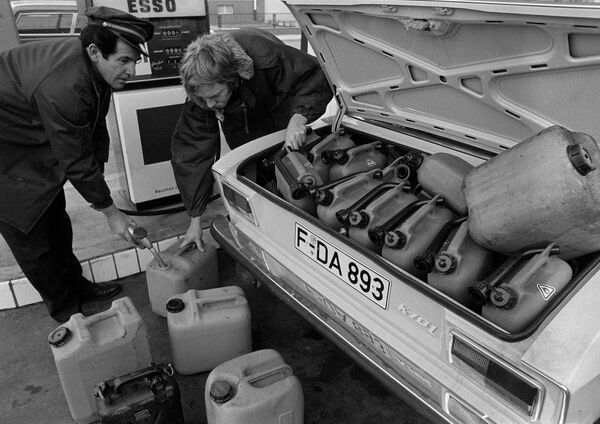 Водители наполняли канистры и хранили их в багажниках, хотя власти предупреждали, что это опасно. Франкфурт, Германия, 14 ноября 1973. - Sputnik Азербайджан