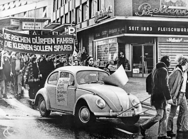«Богатые могут водить, бедные должны экономить», -  с такими лозунгами люди вышли на демонстрации против запрета на вождение, введенного из-за энергетического кризиса. Эссен, Германия, 25 ноября 1973. - Sputnik Азербайджан