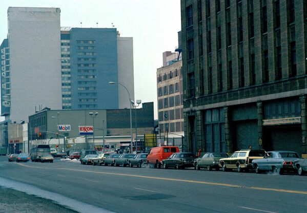 Из-за нехватки топлива на заправочных станциях в США выстроились огромные очереди автомобилистов, Нью-Йорк, 1974. - Sputnik Азербайджан