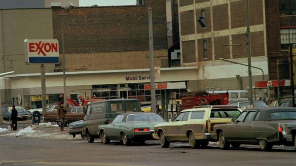 Автомобилисты ожидают своей очереди на заправку во время энергетического кризиса, Нью-Йорк, 1974 год - Sputnik Азербайджан
