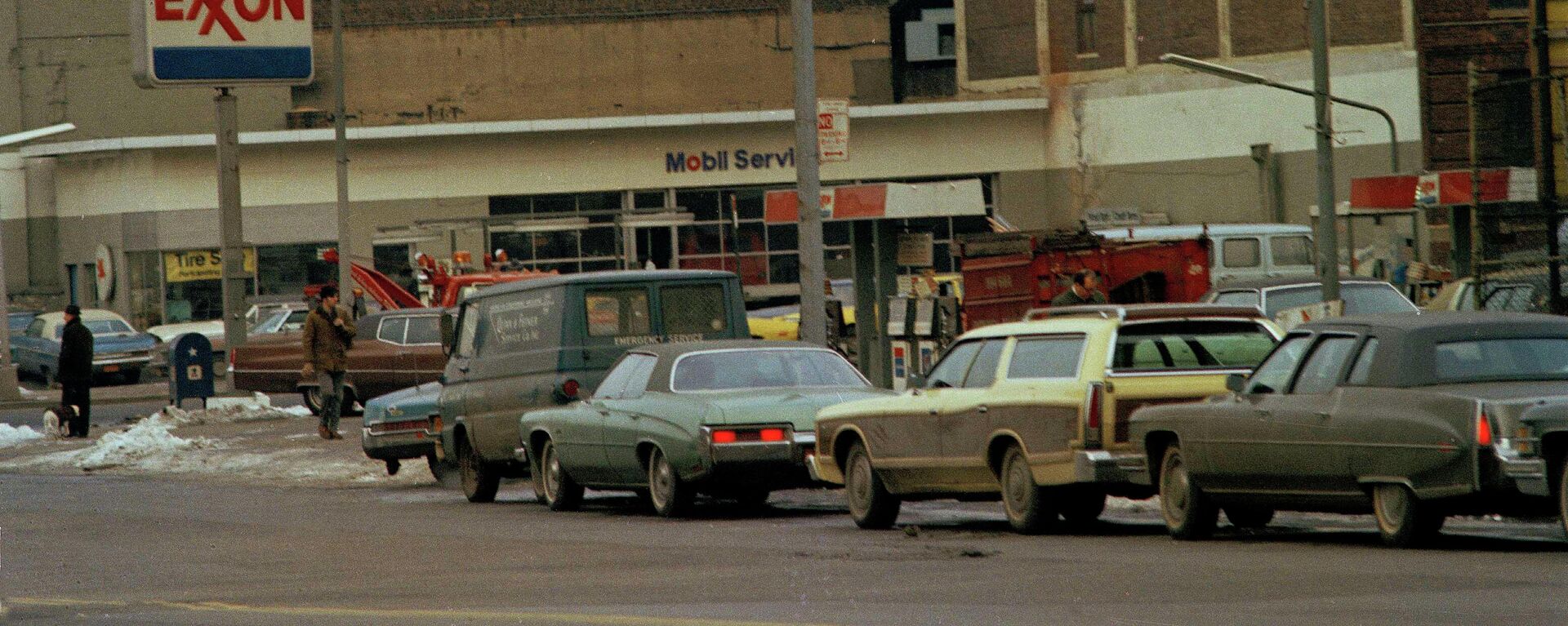 Автомобилисты ожидают своей очереди на заправку во время энергетического кризиса, Нью-Йорк, 1974 год - Sputnik Азербайджан, 1920, 09.03.2022