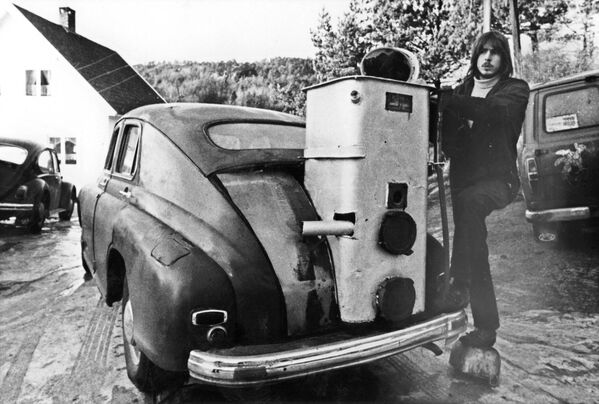 А вот норвежский водитель нашел интересный выход из ситуации. Он оборудовал свою машину дровяным генератором, 13 января 1974. - Sputnik Азербайджан
