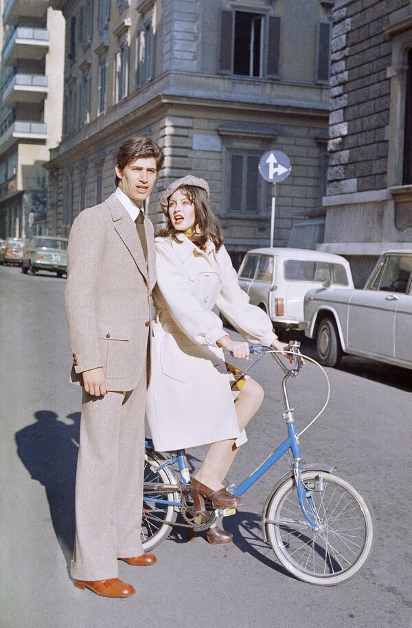 Представителям модной индустрии тоже пришлось нелегко.  Вот пара моделей показывает наряды на улице в Риме, Италия, 24 января 1974. - Sputnik Азербайджан