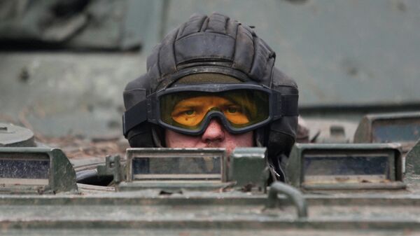 Участники спецоперации в колонне военной техники на шоссе возле границы с Украиной - Sputnik Азербайджан