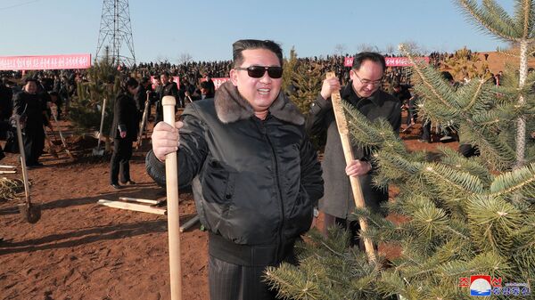Северокорейский лидер Ким Чен Ын принимает участие в мероприятии по посадке деревьев с участниками 2-й конференции секретарей первичных комитетов Рабочей партии Кореи. - Sputnik Азербайджан