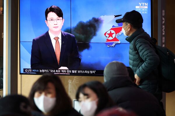 Cənubi Koreyada insanlar televizorda Şimali Koreyanın ballistik raket buraxılışı ilə bağlı reportajı izləyirlər. - Sputnik Azərbaycan