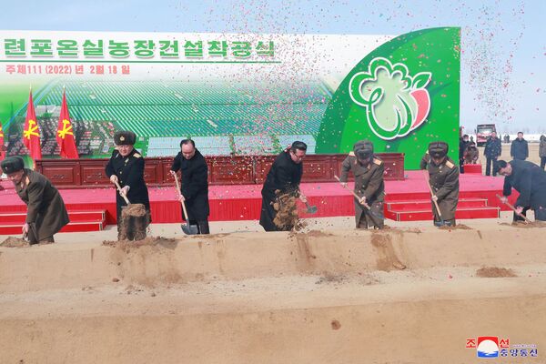 Şimali Koreya lideri Kim Çen In HHQ bazasının yerində Ryonpho fermasının istixanasının özülünün qoyulması mərasimində. - Sputnik Azərbaycan